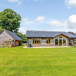 Holiday home Peaceful Pretty With Fabulous Rural Views And Open Space. New Listing